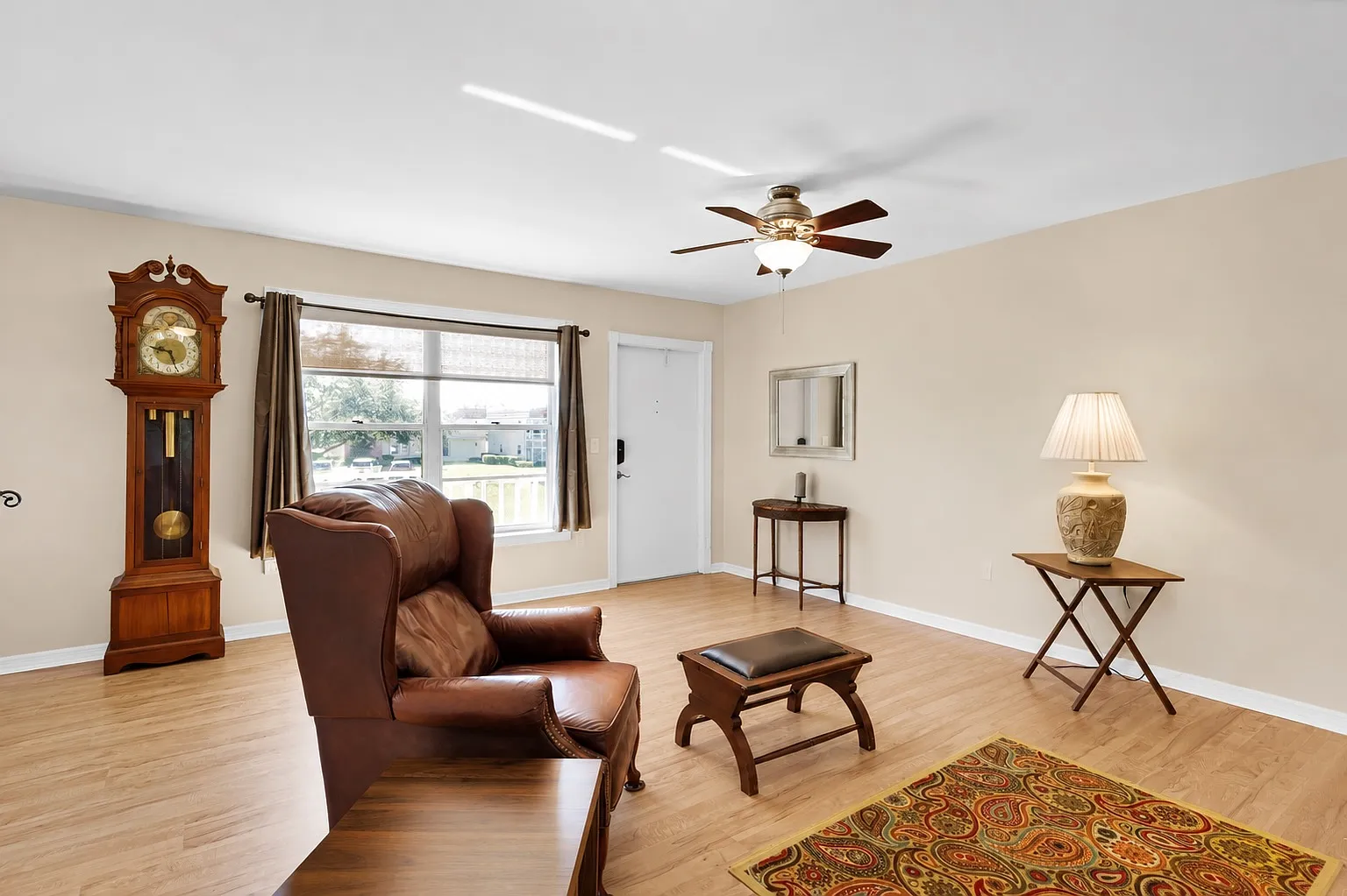 2 bed, 1000 sqft, $1,550 — Photo 4