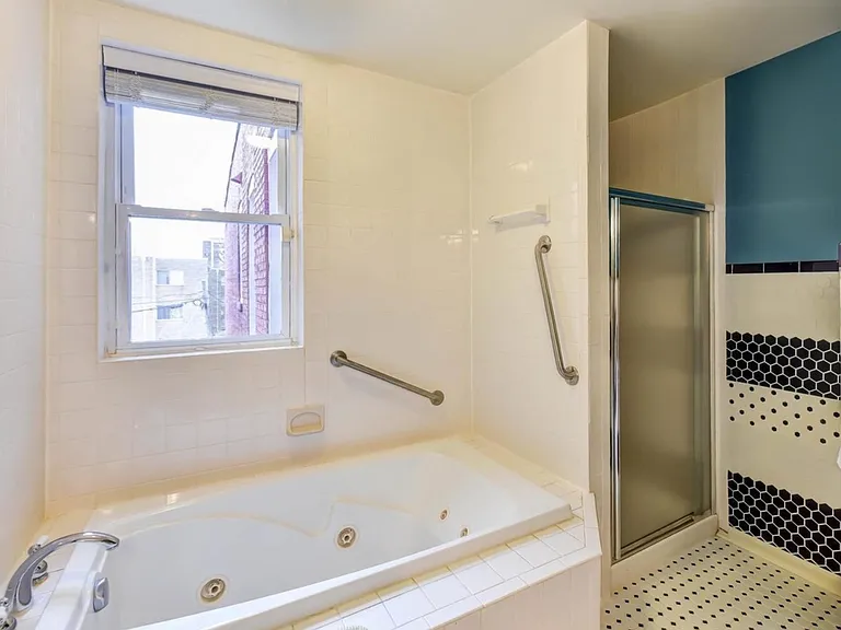 En suite bathroom for bedroom 1