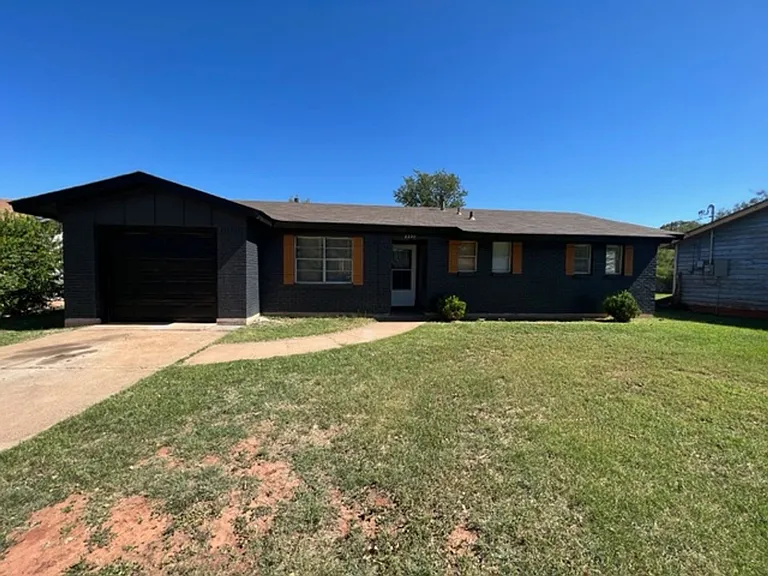 2333 Marsalis Dr — Photo 1