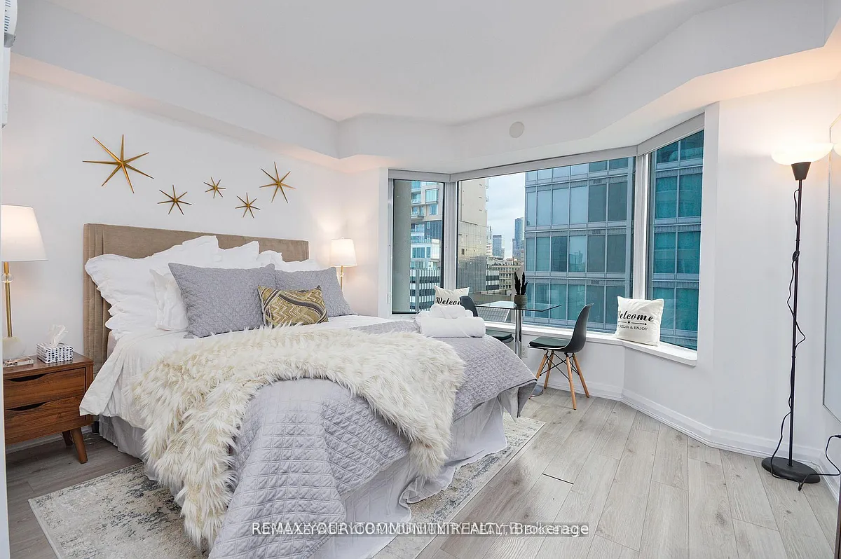 Building Photo - 155 Yorkville Ave #1408