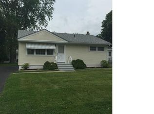 31 Compass Ln, West Haven, CT 06516