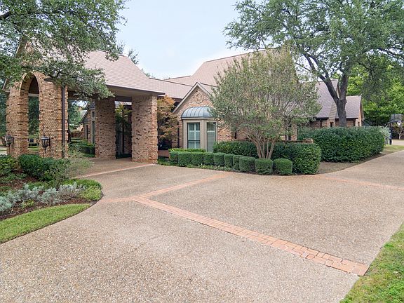 3rd image of 5325 Doral Cir