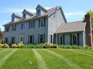 360 Rustic Ln, Hartland, WI 53029