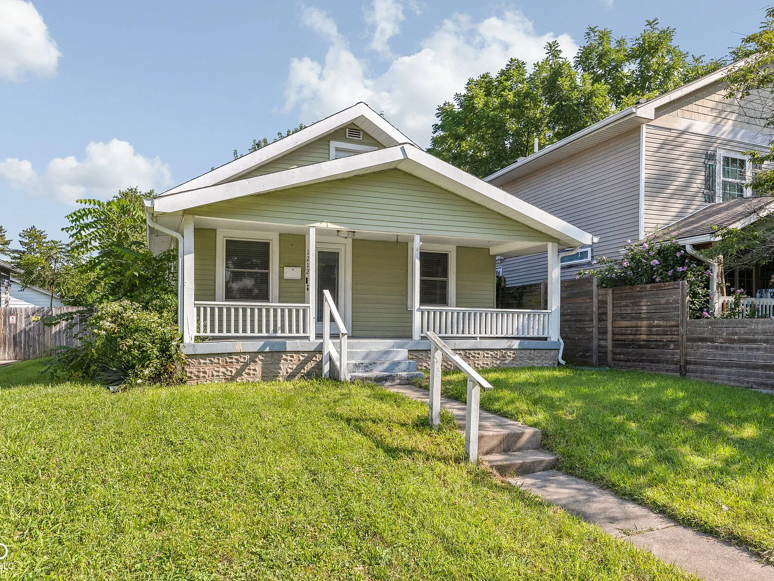 2 bed, 1.0 bath, 864 sqft, $1,300 — Photo 2