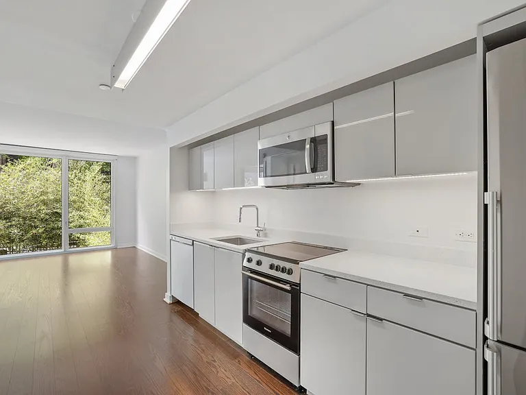 400 W 113th St #215 — Photo 8