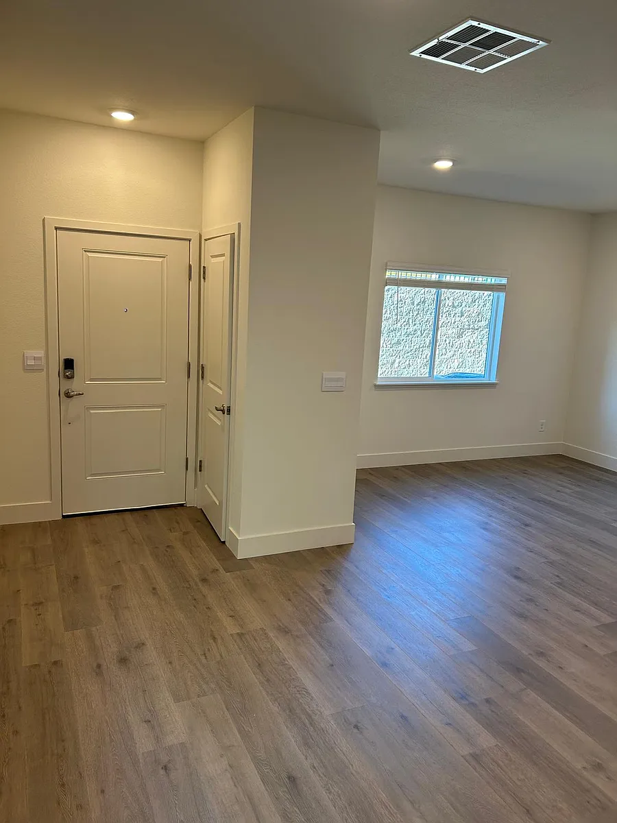 Entrance and living area. - 1613 Switchback St