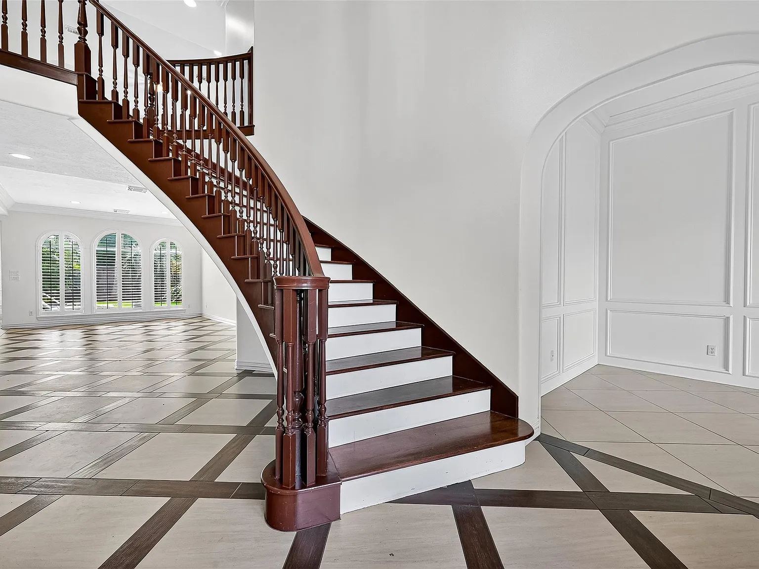 4 bed, 3.5 bath, 4009 sqft, $5,400 — Photo 4