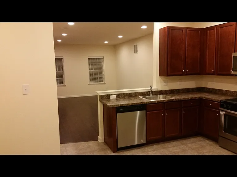 135 Mercer Ct — Photo 2