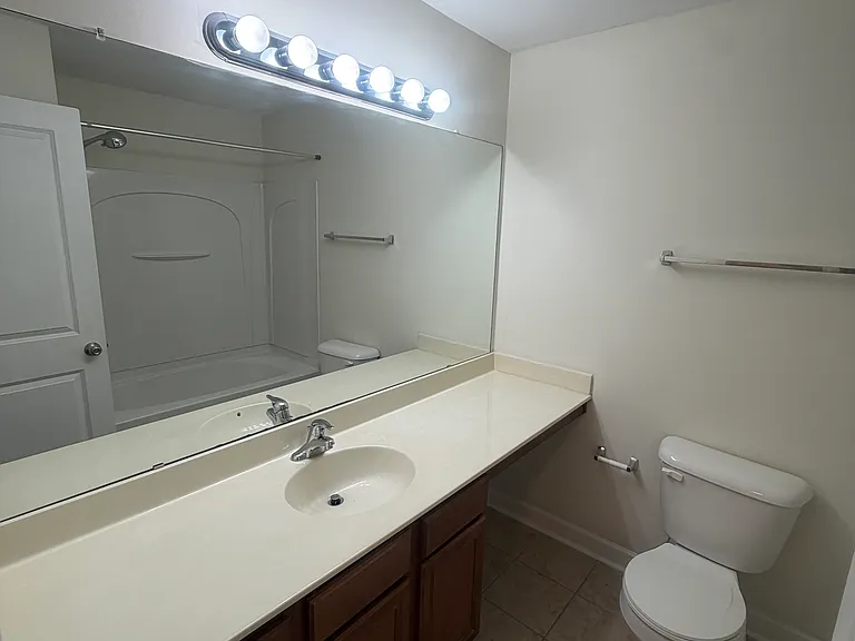 1215 Green Oaks Ln #H — Photo 18