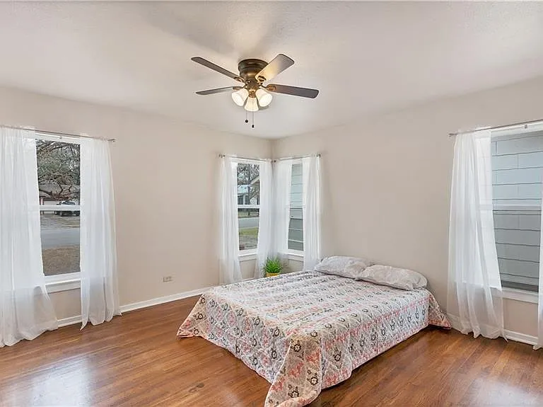830 W Coll St — Photo 2