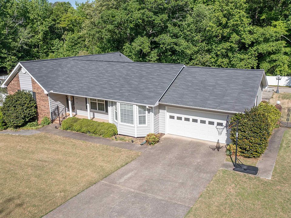 1st image of 1511 Louise Dr SE