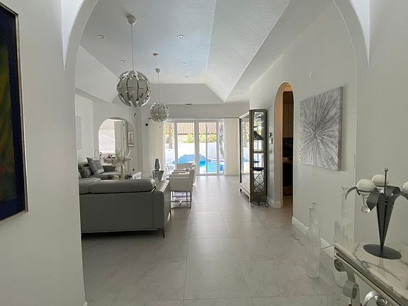 3rd image of 830 Bailey Street