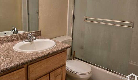 5th image of 690 Richmond Ave #4