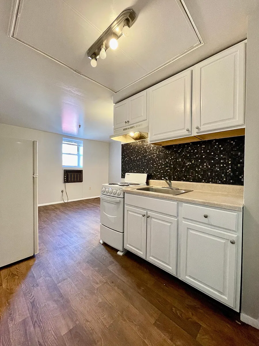 Building Photo - 5838 Alderson St #7