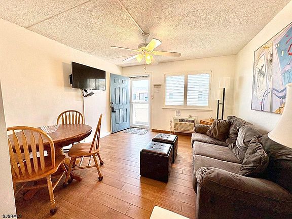 4th image of 921 Wesley Ave APT A21