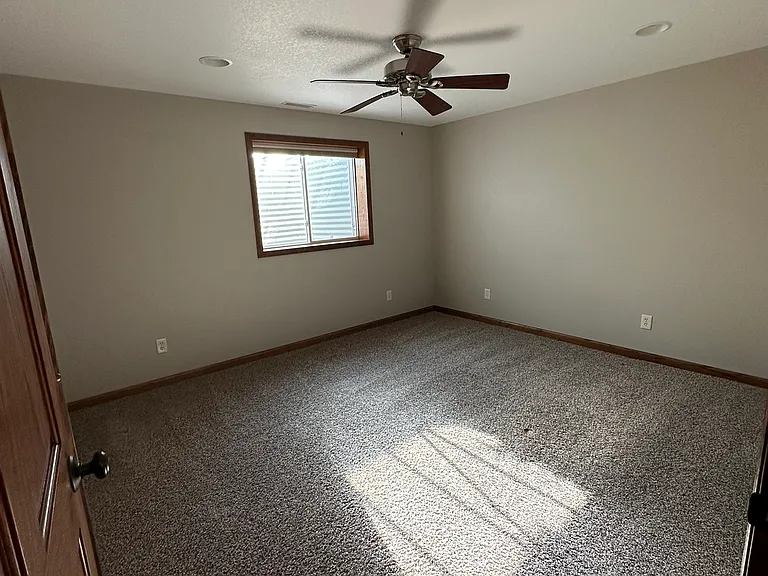 585 SE Crabapple Dr — Photo 17