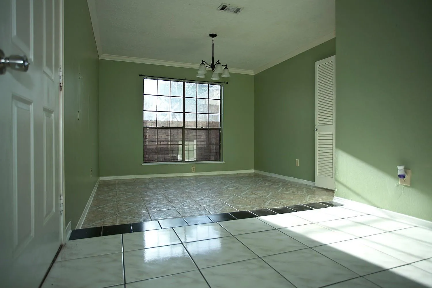 4 bed, 2.0 bath, 2070 sqft, $1,900 — Photo 2
