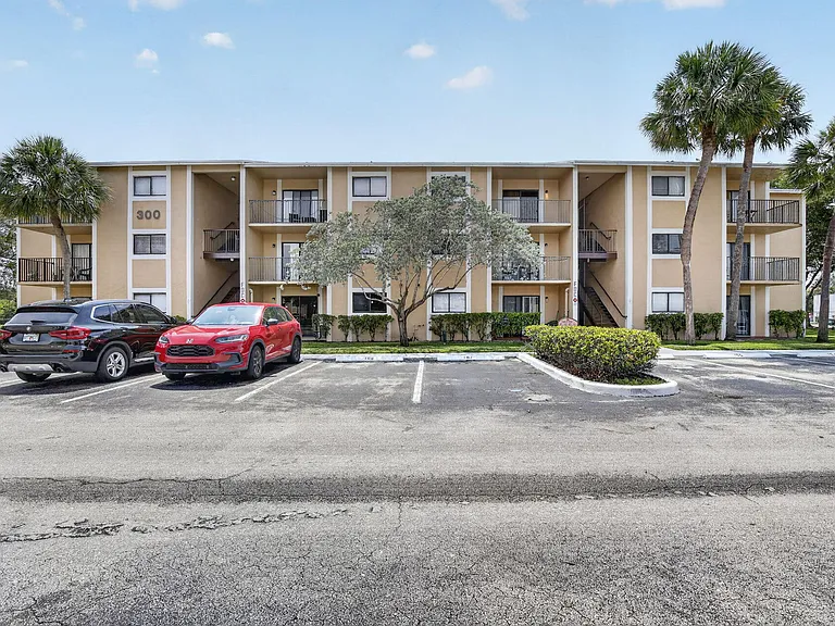 300 Palm Cir W #305 — Photo 42