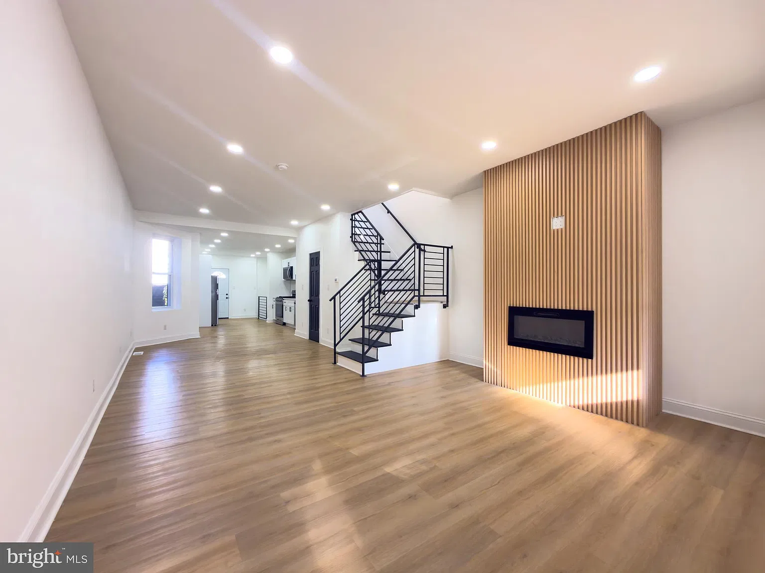 3 bed, 1.5 bath, 1374 sqft, $2,580 — Photo 2