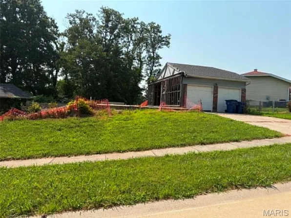 11852 Northport Dr, Florissant, MO 63033