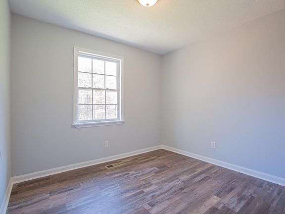 5th image of 2105 Greendale Dr NE