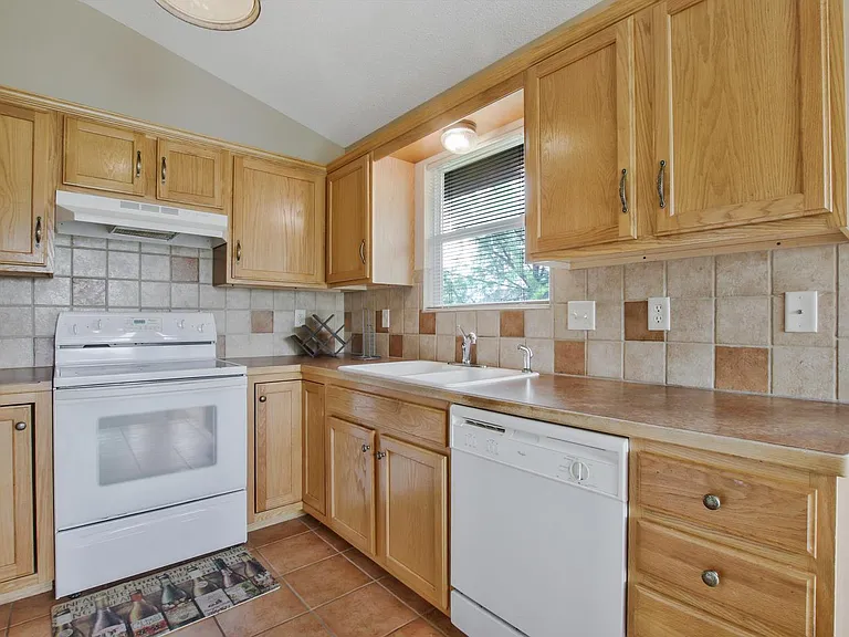 2314 N Shefford Cir — Photo 9