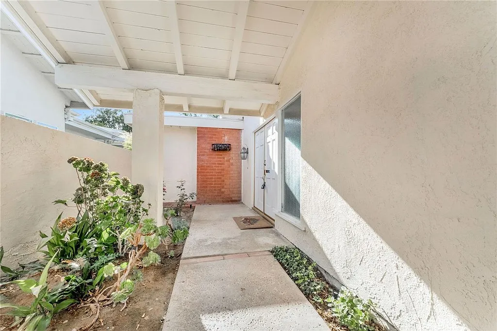 5 bed, 2.5 bath, 2517 sqft, $6,500 — Photo 3