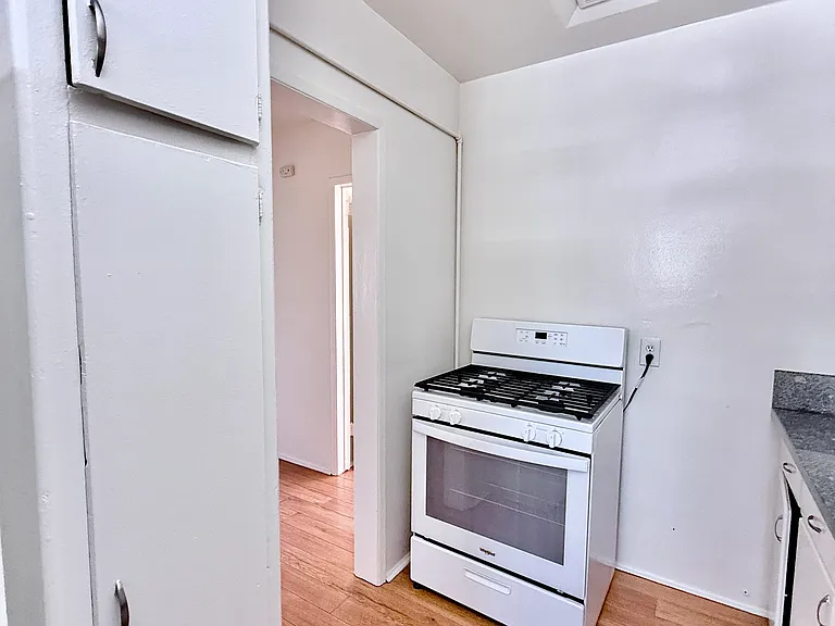 13645 Runnymede St #5 — Photo 7