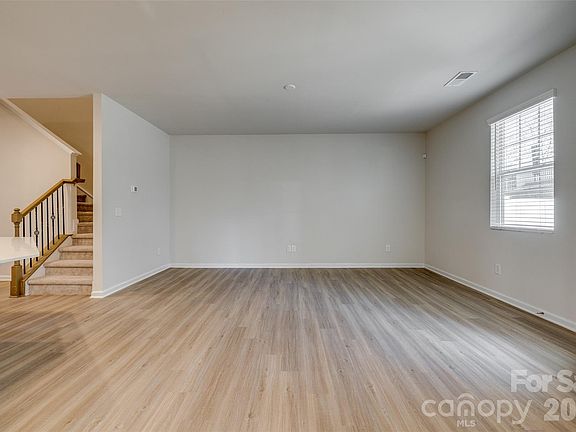 3rd image of 807 Gable Oak Ln