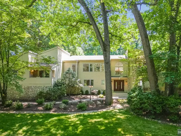 4 Little Mountain Rd, Old Tappan, NJ 07675