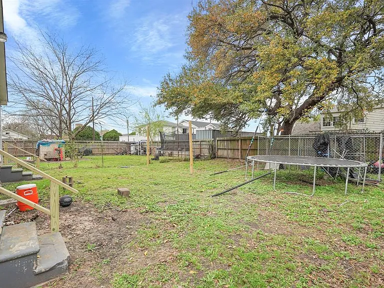 2 bed, 1.0 bath, 700 sqft, $1,300 — Photo 3
