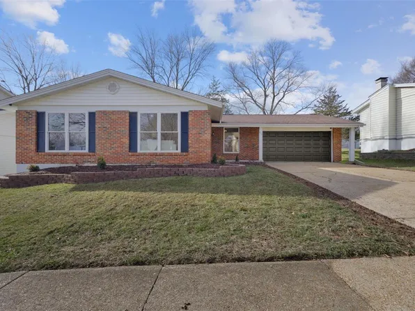 612 Hickory Knoll Ct, Ballwin, MO 63021