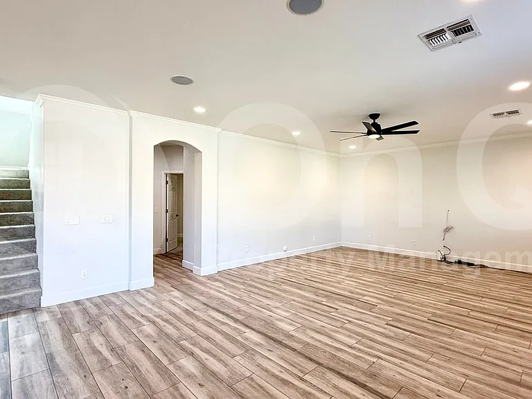 572 N Bell Dr — Photo 7