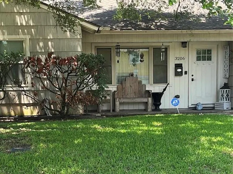 3206 Jarvis St — Photo 1