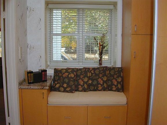 Built-in bench in kitchen