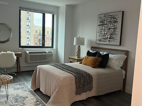 3rd image of 915 Elsmere Pl #4B