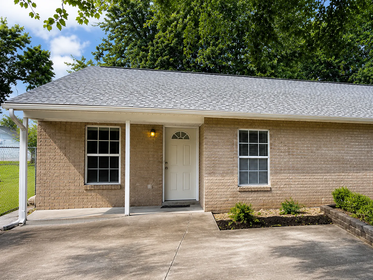 3 bed, 1000 sqft, $1,800 — Photo 2