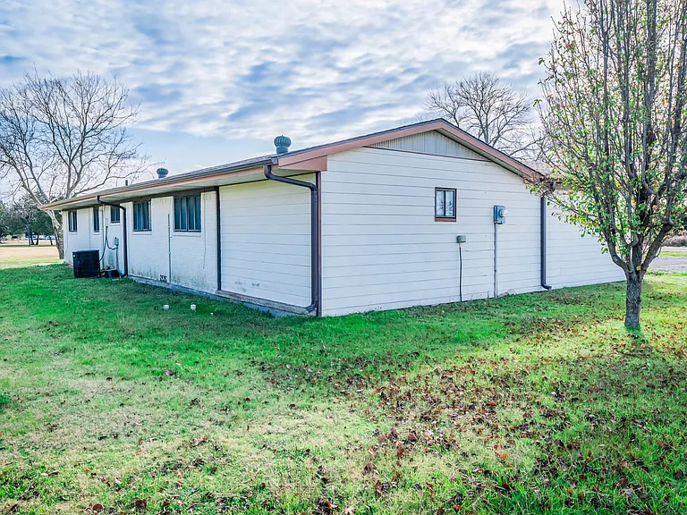 460 County Road 2186 — Photo 6