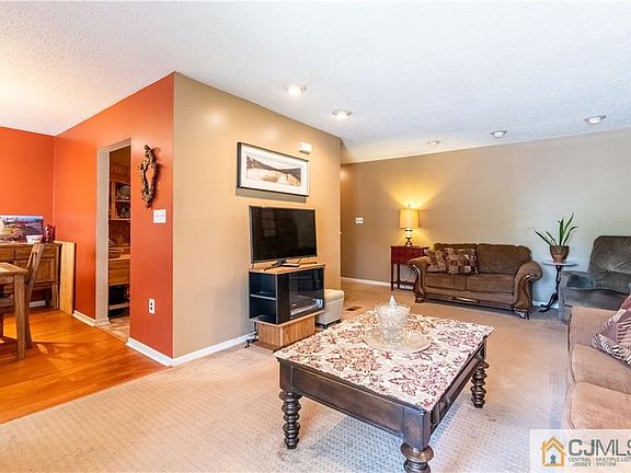 5th image of 13 Chatham Sq #113