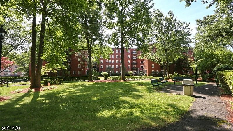 1st image of 2320 Linwood Ave #5E