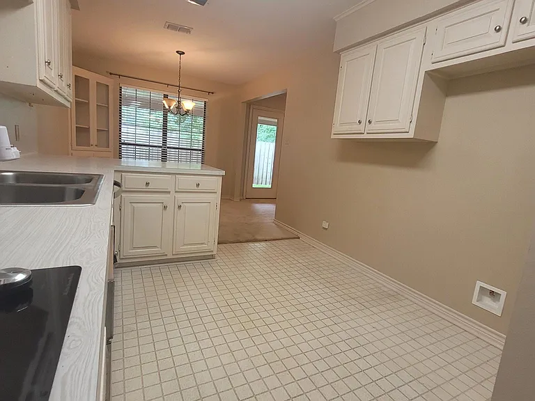 414 Amberwood Cir — Photo 13