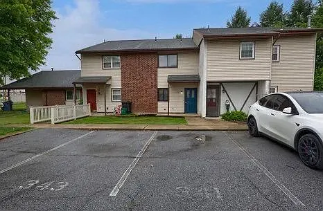 2 bed, 2.0 bath, 1368 sqft, $2,135 — Photo 2