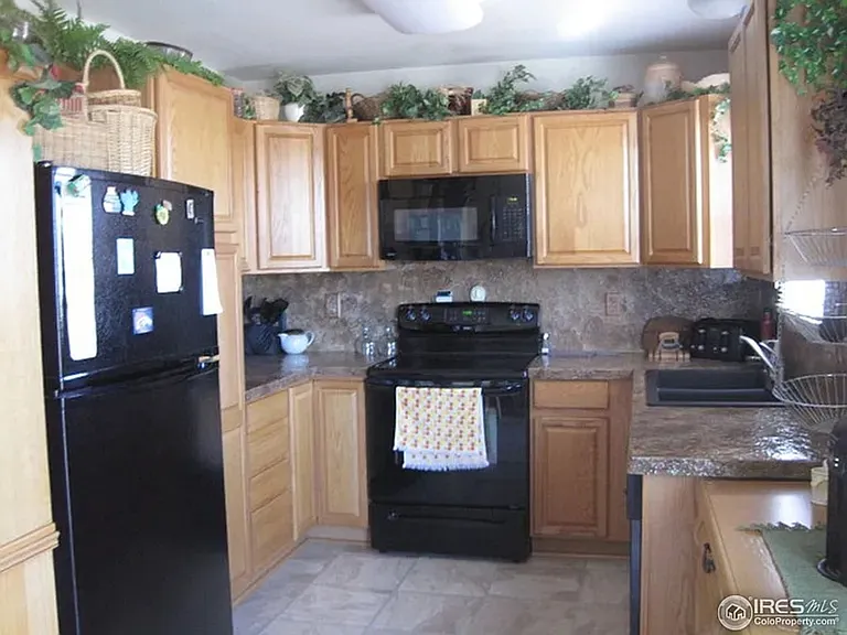 990 Monroe Ave — Photo 2