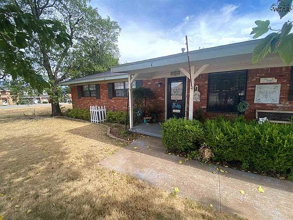 3rd image of 501 W Rebecca Ave