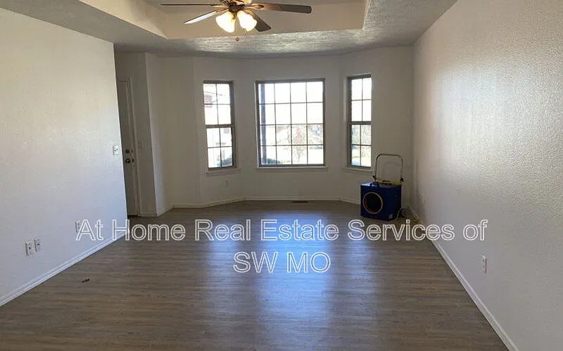 3 bed, 2.0 bath, 1289 sqft, $1,355 — Photo 4