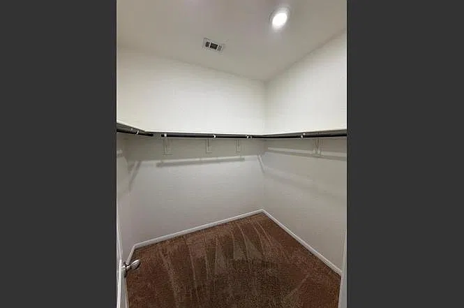 5 bed, 2390 sqft, $4,750 — Photo 4