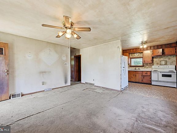 4th image of 3521 Rockview Dr