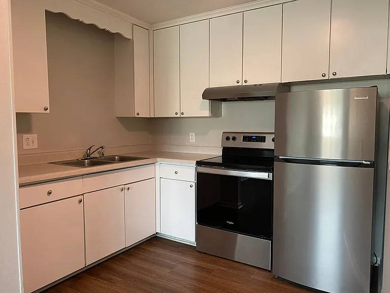 Executive House Apartments — Photo 36