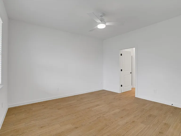 8438 Bay Ridge Cir — Photo 24