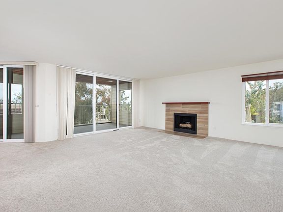 living room w/ ocean view